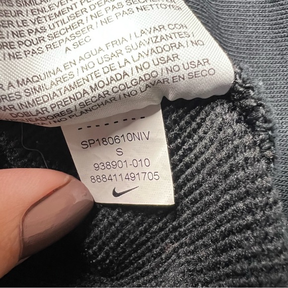 Nike L/S Versa Open Back Crewneck Sweatshirt in Black - Picture 7 of 7